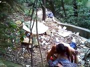 小树林野战系列颜值还不错的连衣裙小姐在这么恶劣的环境下居然玩了几个经典姿势