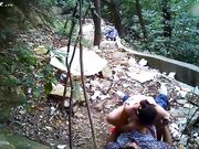 小树林野战系列颜值还不错的连衣裙小姐在这么恶劣的环境下居然玩了几个经典姿势