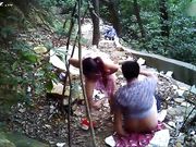 小树林野战系列颜值还不错的连衣裙小姐在这么恶劣的环境下居然玩了几个经典姿势