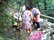 小树林野战系列颜值还不错的连衣裙小姐在这么恶劣的环境下居然玩了几个经典姿势