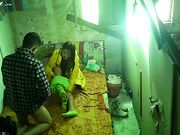 很会玩的民工大哥换着体位玩上面小姐 这两百块花的真值