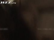 邻家少妇趁老公加班后摸到我家玩弄我的大鸡吧