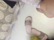 落地窗前大力爆操身穿情趣小内内的小姨子 逼逼很滑一直在流水