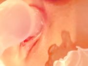 超萌萝莉下体双洞塞被塞满 淫液流不停