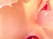 超萌萝莉下体双洞塞被塞满 淫液流不停