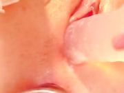 超萌萝莉下体双洞塞被塞满 淫液流不停