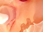 超萌萝莉下体双洞塞被塞满 淫液流不停