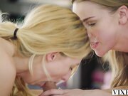 女友把漂亮闺蜜带来一起让男的操爽的不要不要 好身材白丝连裤袜吞吐鸡巴