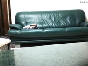 家中沙发上与身材苗条漂亮小姨子激烈啪啪啪偸情把身体蜷起来往深了狠狠插