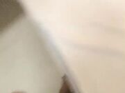 背着老公偷情的小骚逼找刺激，在大哥的各种姿势高速抽插下浪荡呻吟不止