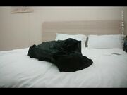 良家兼职人妻，刚下水还羞涩腼腆，脱光大胸粉嫩，观音坐莲激情啪啪一番