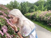 婊子 Eva Elfie 挨肏后，穿着装满精液的内裤逛公园