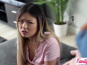 火辣继姐们乱搞吮吸弟弟的鸡巴 -