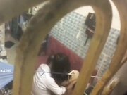 窗外偷窥工友强子哥和他媳妇啪啪这骚货还真臭美干着还照镜子