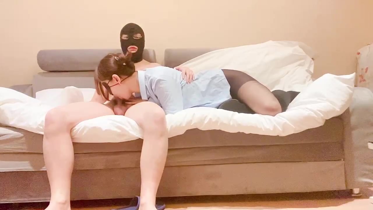 赵媛媛视频十九 首次尝试舔脚，小母狗内心还是渴望给老公戴顶好看的帽子！