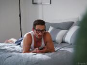 性感丰满的继母 Jaclyn Taylor 骑她儿子梆硬的大屌